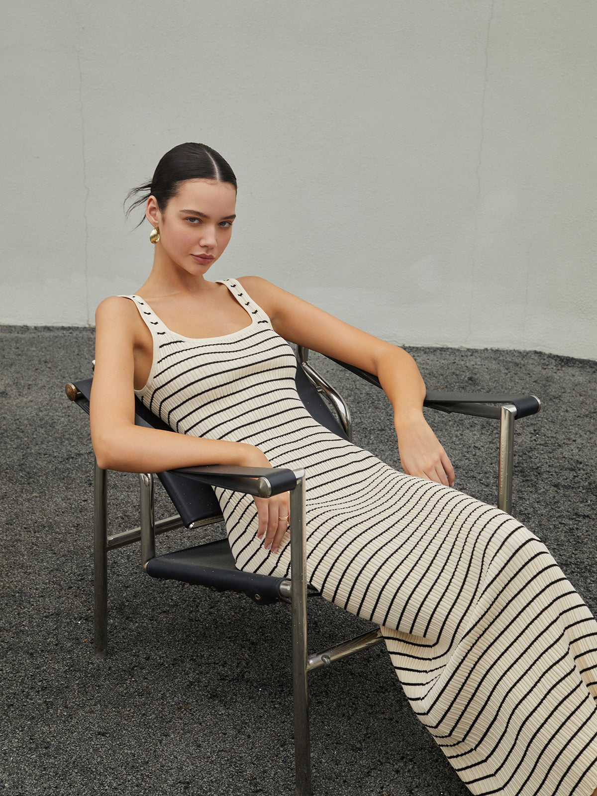 Gestreiftes Maxi-Strickkleid im Old Money Stil
