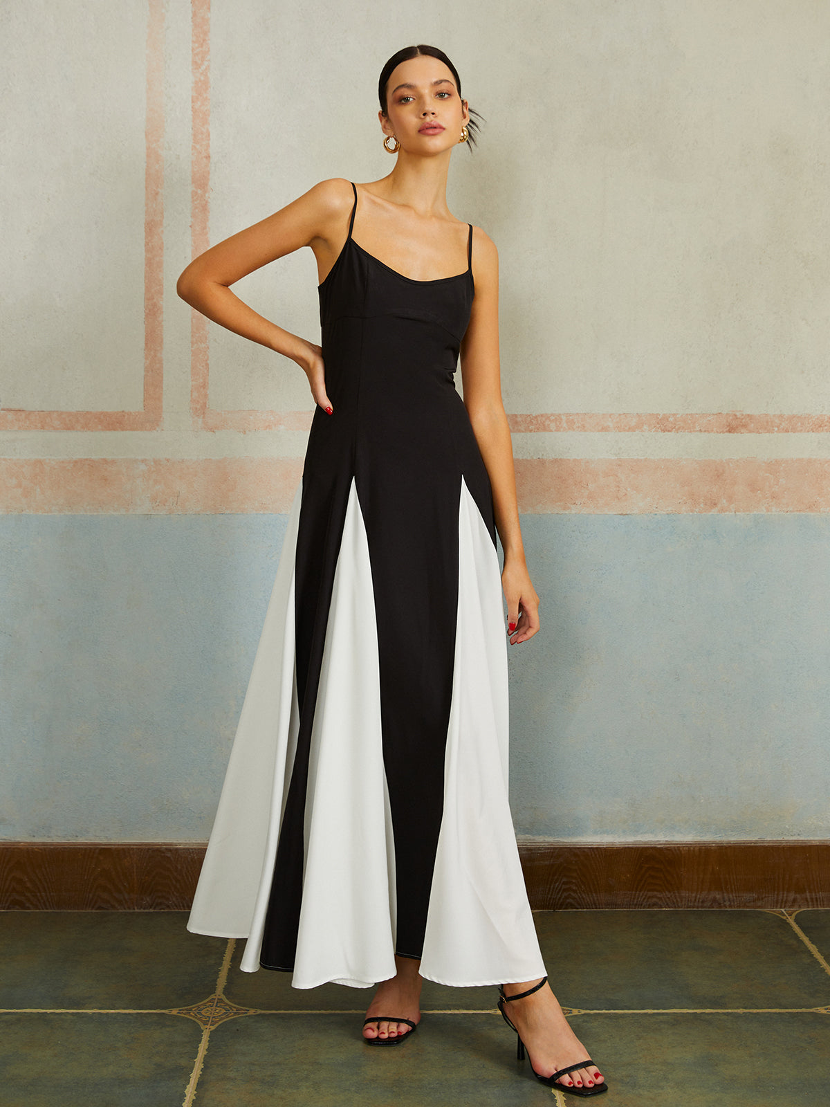 Langes Kleid mit Spaghetti-Trägern und Farbakzent