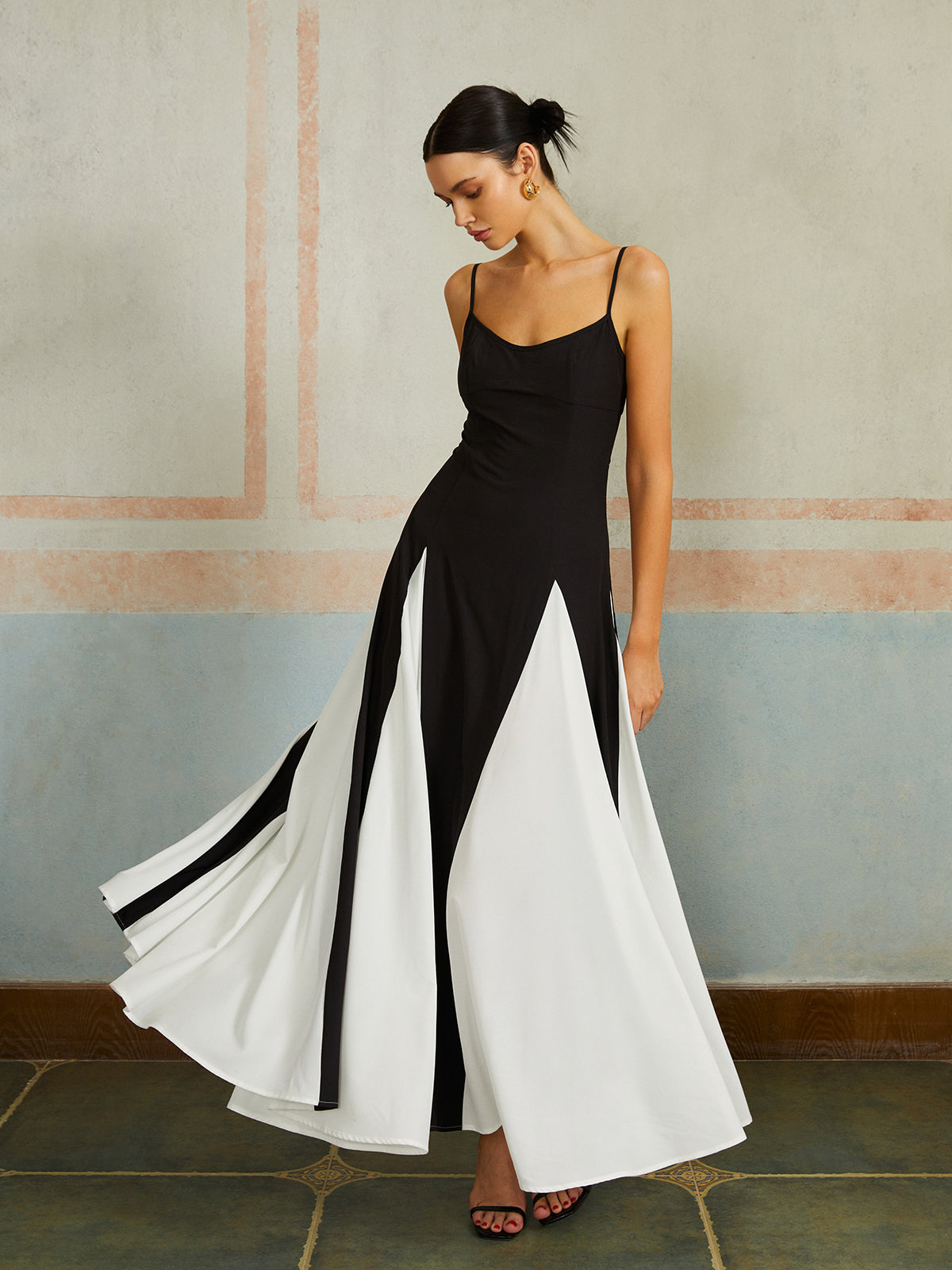Langes Kleid mit Spaghetti-Trägern und Farbakzent