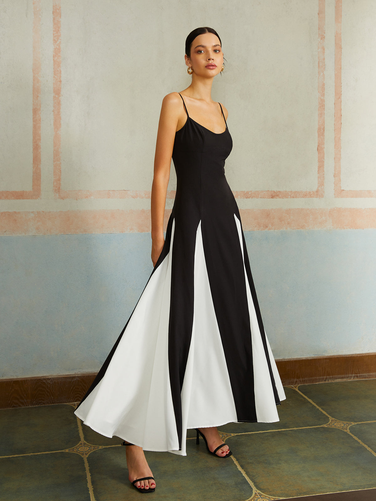 Langes Kleid mit Spaghetti-Trägern und Farbakzent
