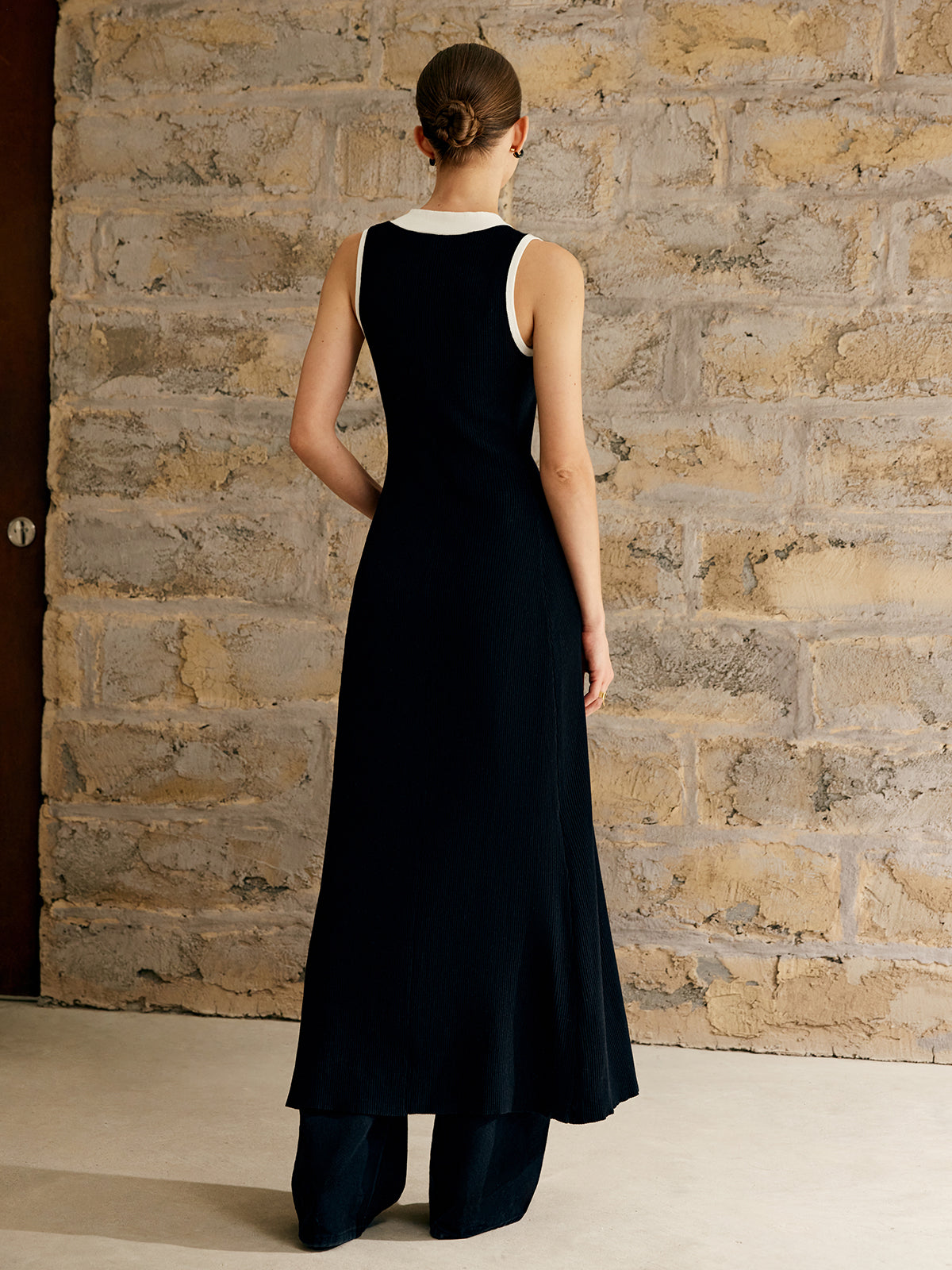 Maxikleid mit kontrastierenden Details und Knöpfen