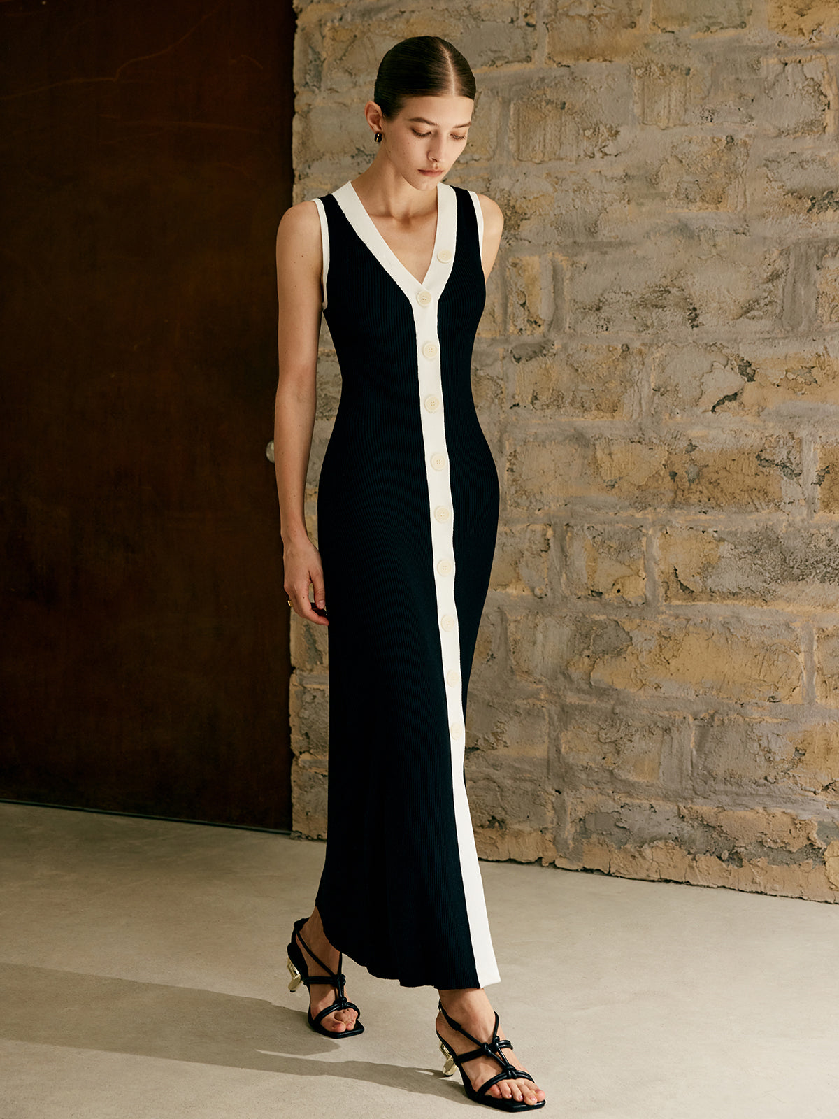 Maxikleid mit kontrastierenden Details und Knöpfen