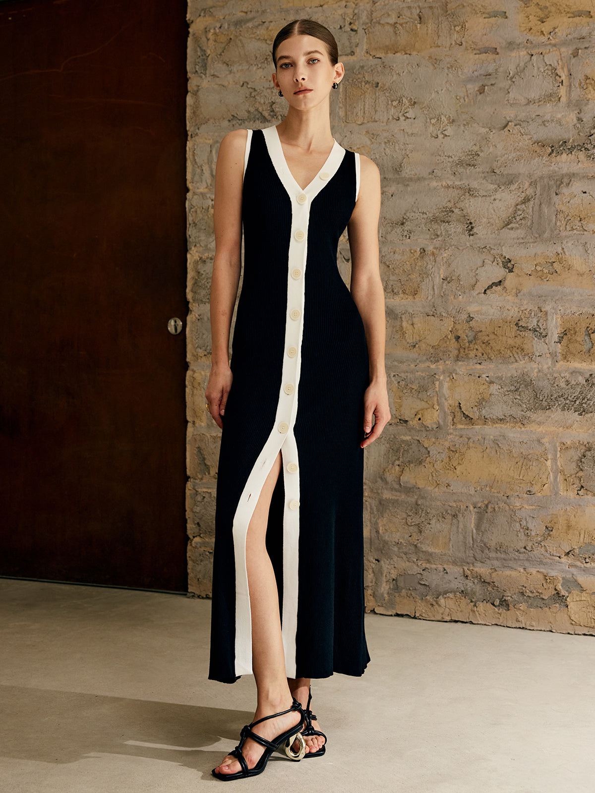 Maxikleid mit kontrastierenden Details und Knöpfen