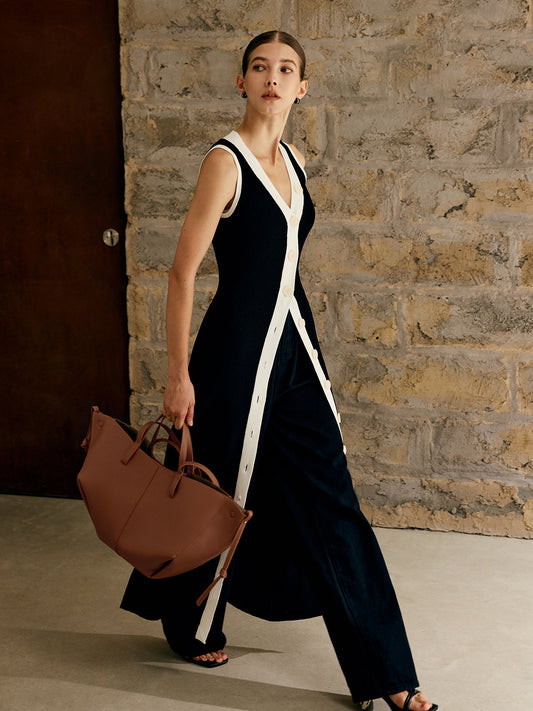 Maxikleid mit kontrastierenden Details und Knöpfen
