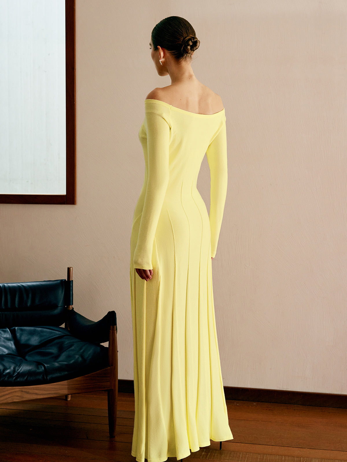 Langes Strickkleid mit Off-Shoulder-Design