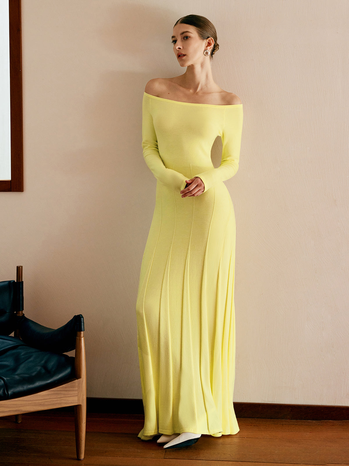 Langes Strickkleid mit Off-Shoulder-Design