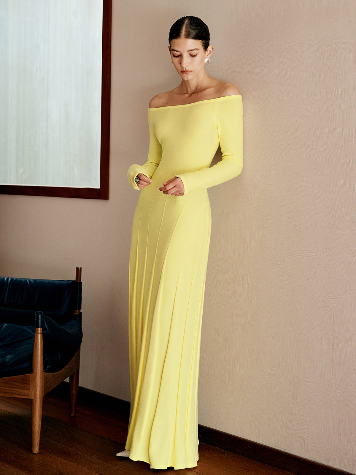Langes Strickkleid mit Off-Shoulder-Design