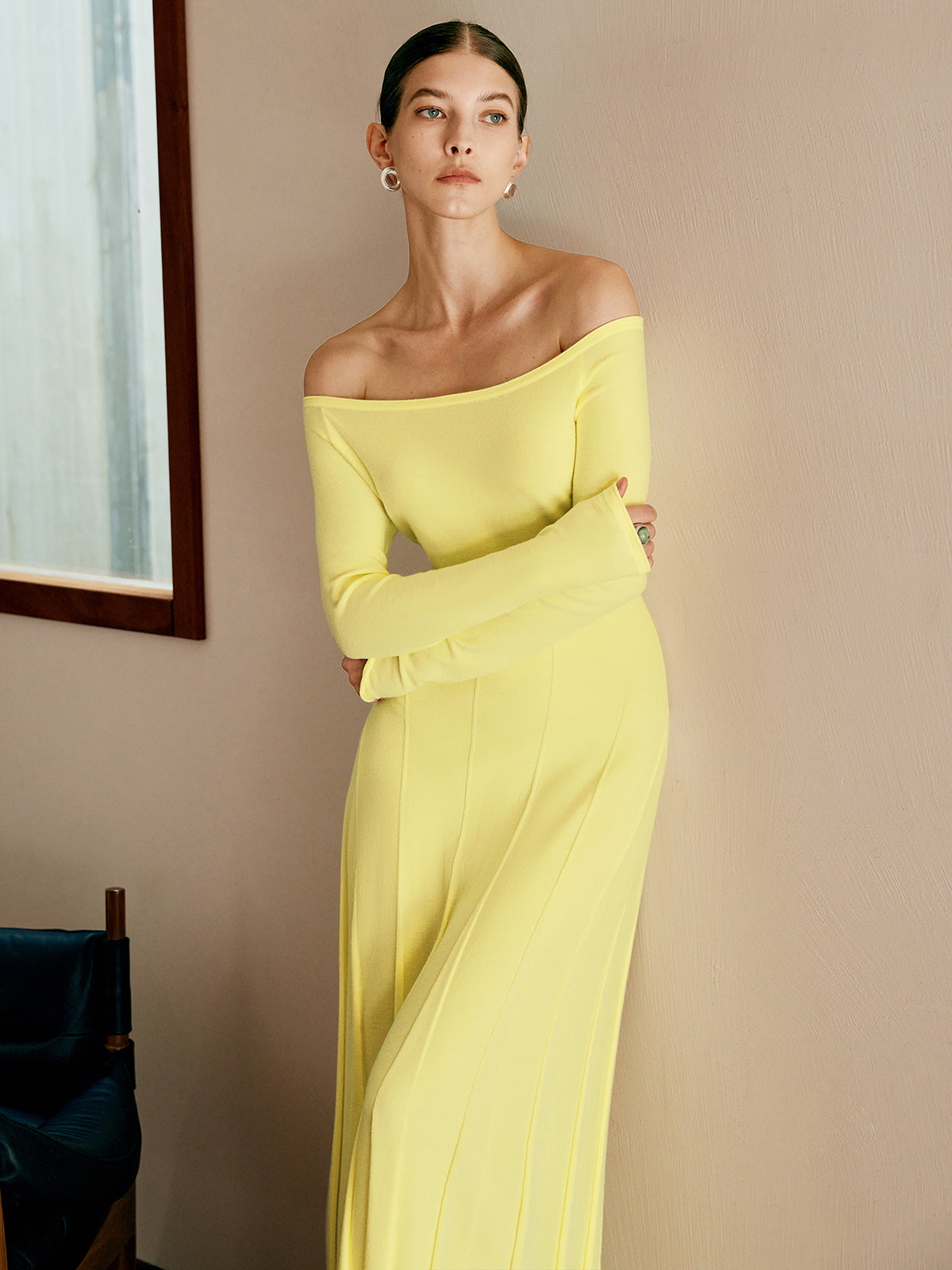 Langes Strickkleid mit Off-Shoulder-Design