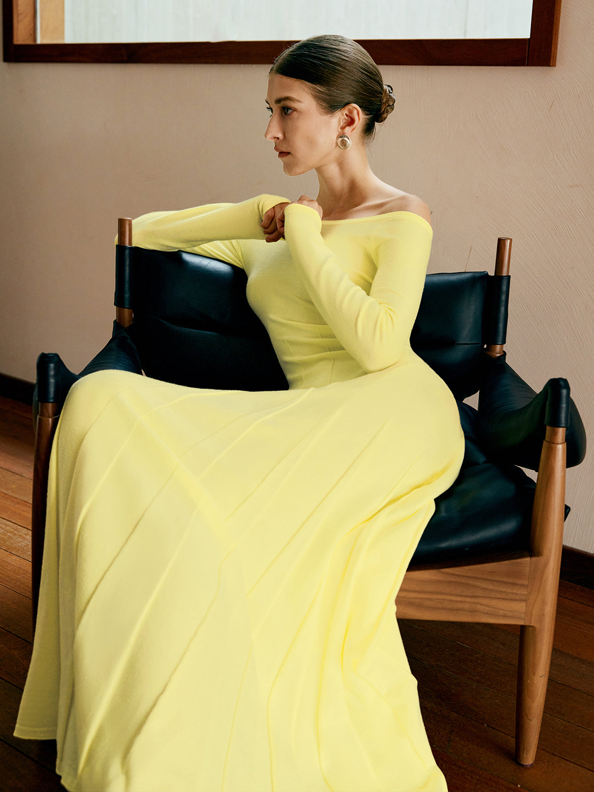 Langes Strickkleid mit Off-Shoulder-Design