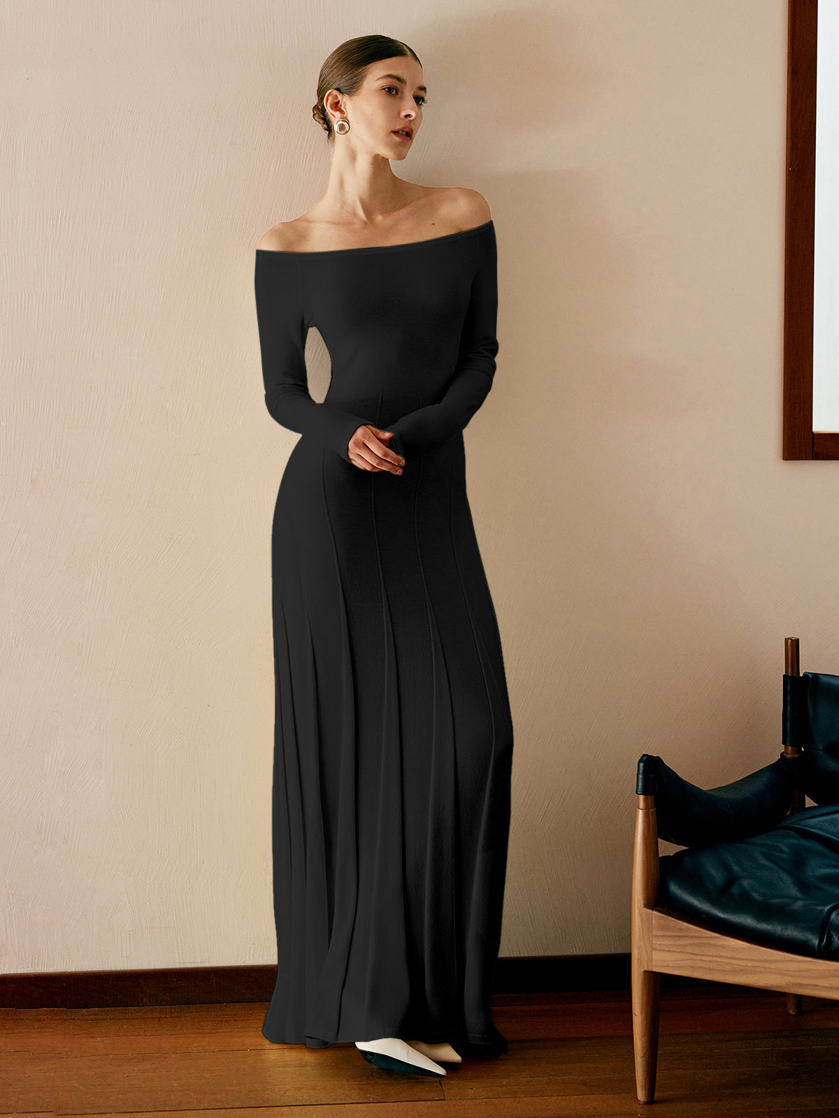 Langes Strickkleid mit Off-Shoulder-Design